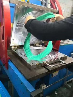 NBR/FKM/FFKM/EDPM/SI Green Rubber O Rings OEM/ODM Compression Molding With Good Oil Resistance 16-30 N/mm Tear Strength